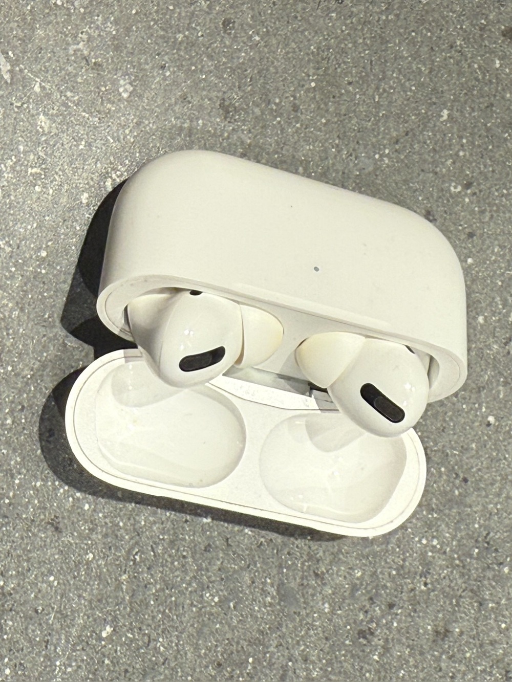 Apple AirPods Pro (2nd Generation) – Lightning Charging Case – Authentic